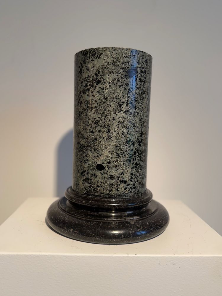 Colonna antica in marmo