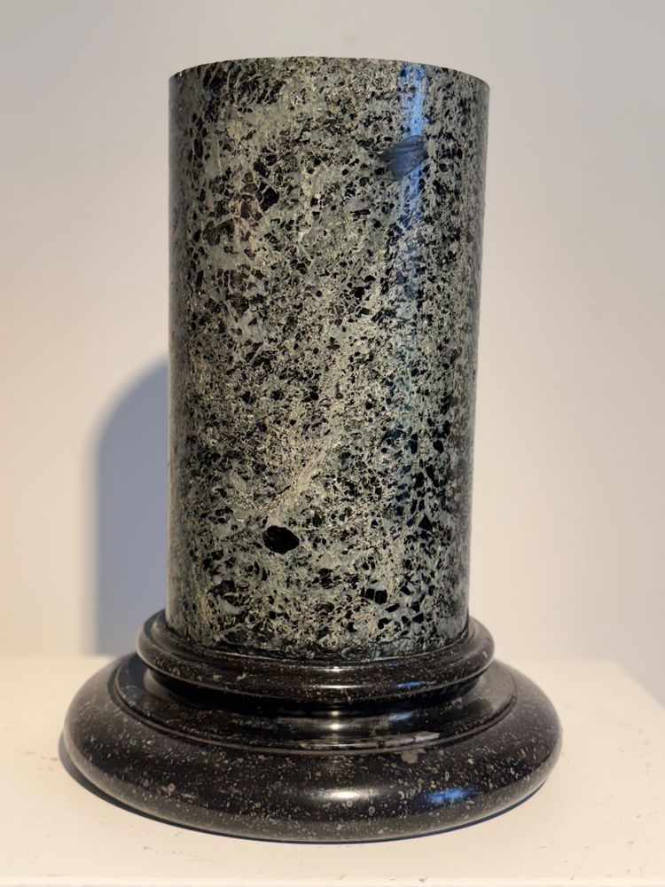 Colonna antica in marmo