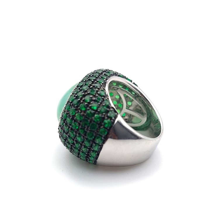 Anello con pietra a sfera "Menthe", cabochon di quarzo verde, diamanti e tsavoriti