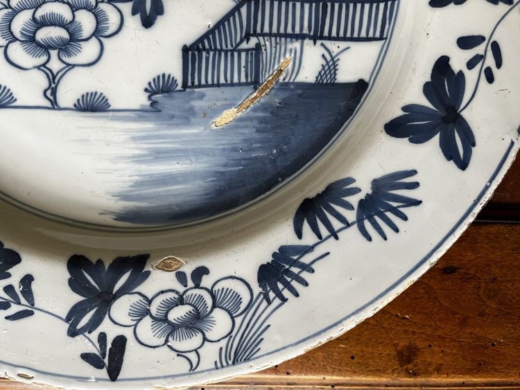 Pair of Delftware plates, 18th century.