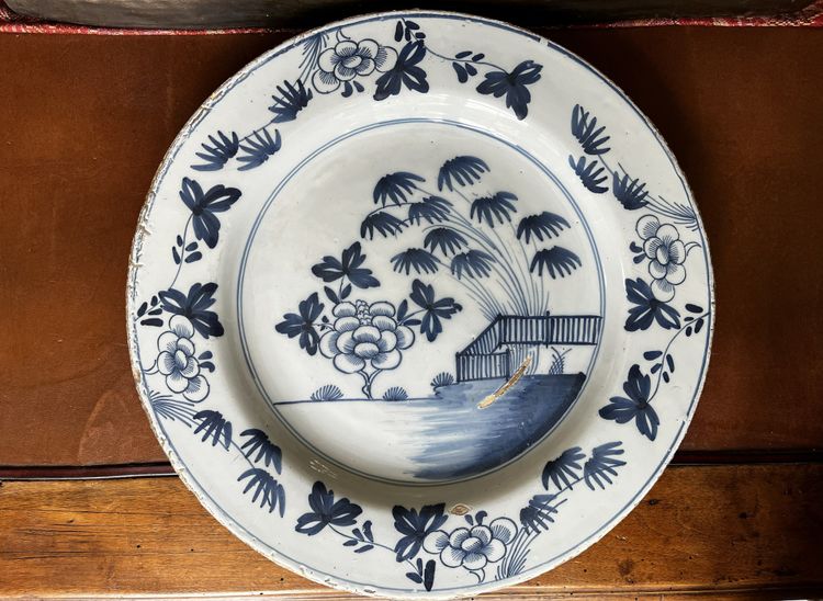 Pair of Delftware plates, 18th century.