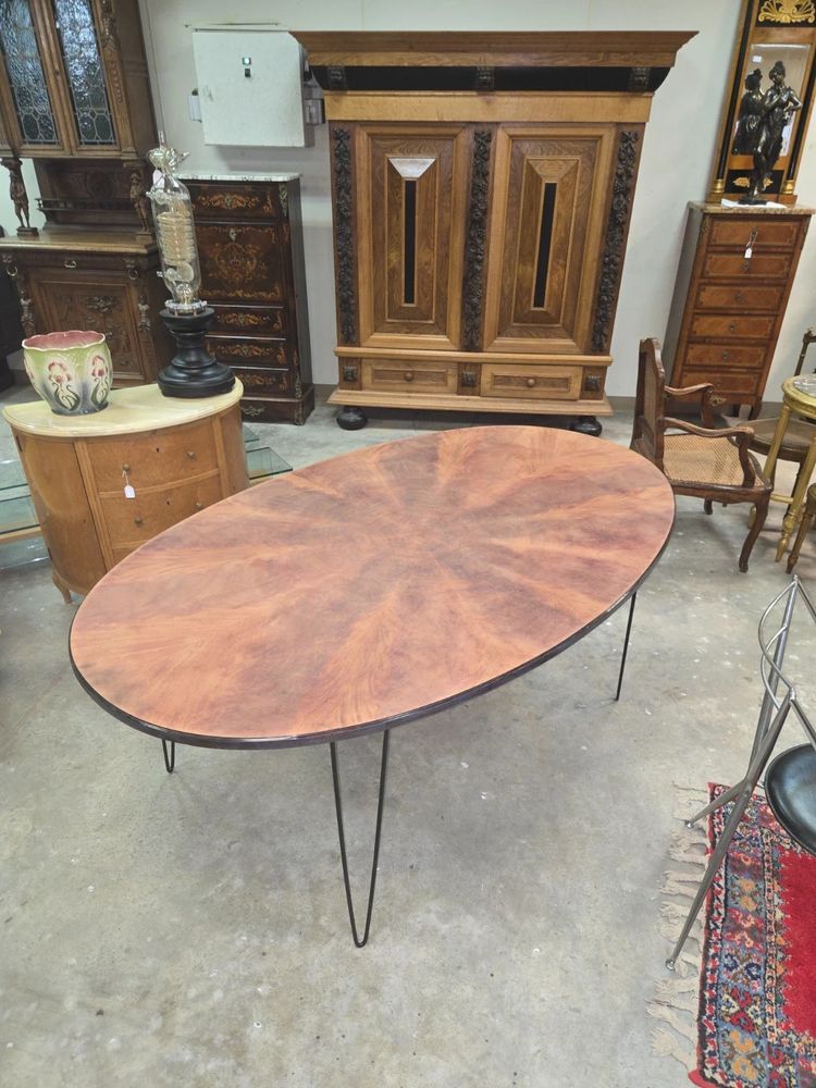 Large oval dining table – Designed by Jacobsen in the 20th century 