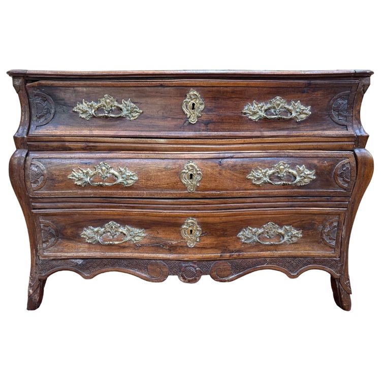 Commode époque Régence – Noyer massif – Bronzes dorés ciselés