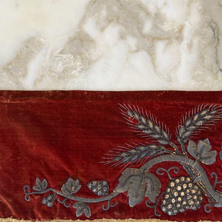 Ancien antependium sacré-cœur en velours rouge brodé argent XIXe
