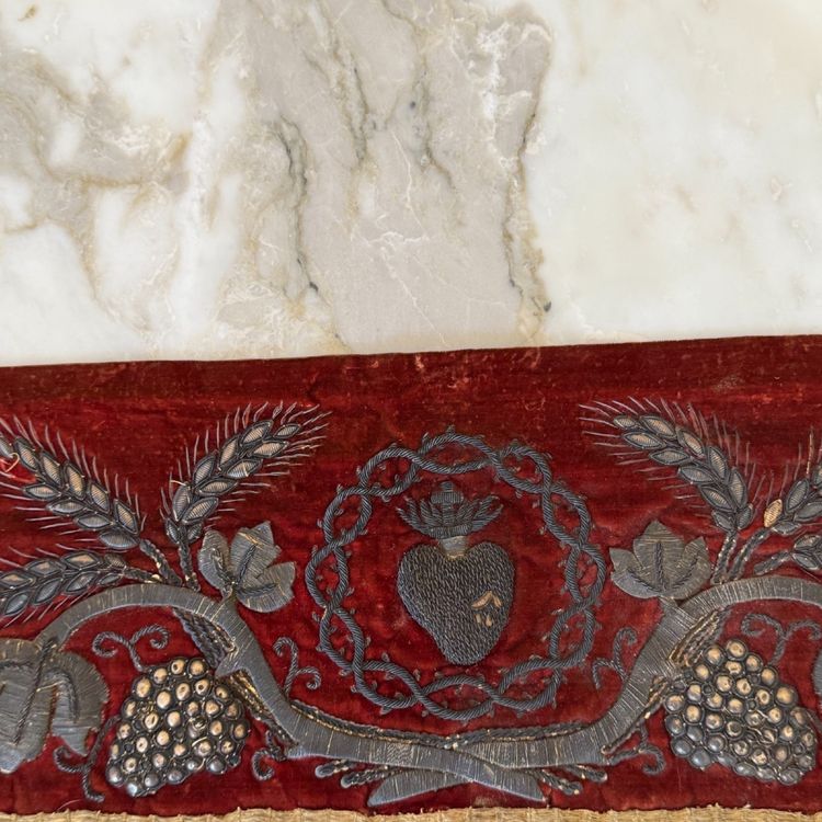 Ancien antependium sacré-cœur en velours rouge brodé argent XIXe