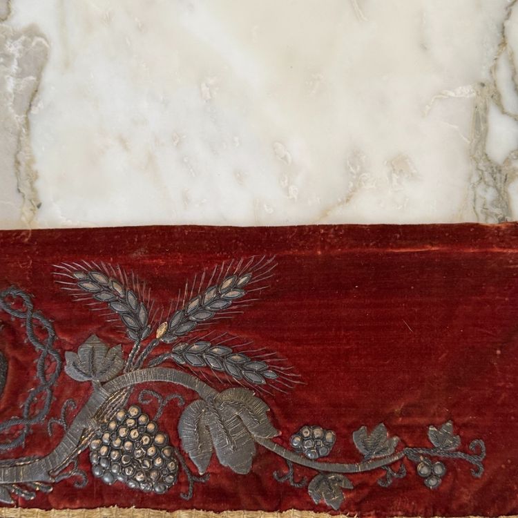 Ancien antependium sacré-cœur en velours rouge brodé argent XIXe