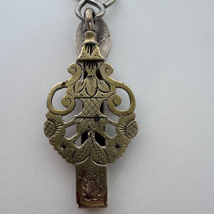 Ancien crochet châtelaine en argent massif à décor ajouré et gravé