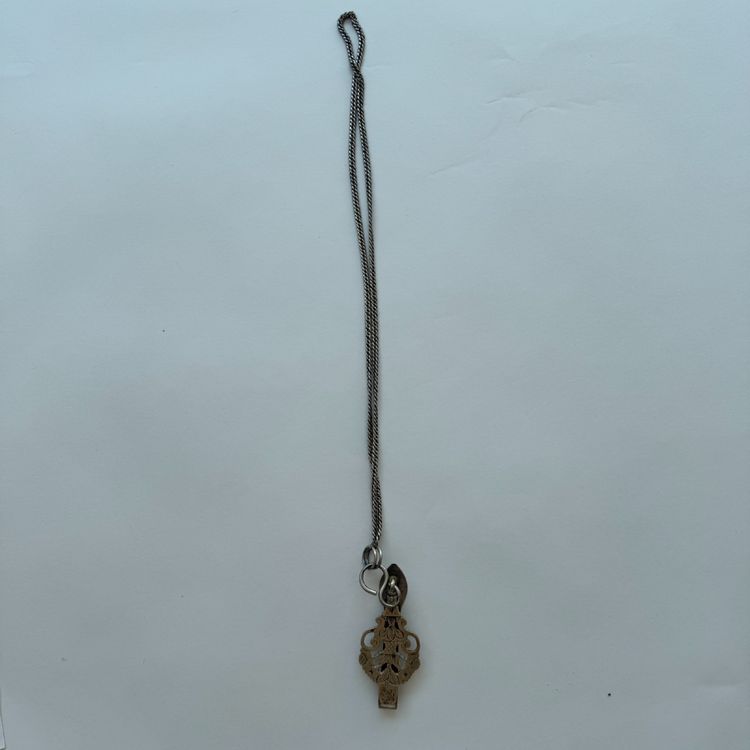 Ancien crochet châtelaine en argent massif à décor ajouré et gravé