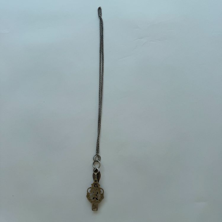 Ancien crochet châtelaine en argent massif à décor ajouré et gravé