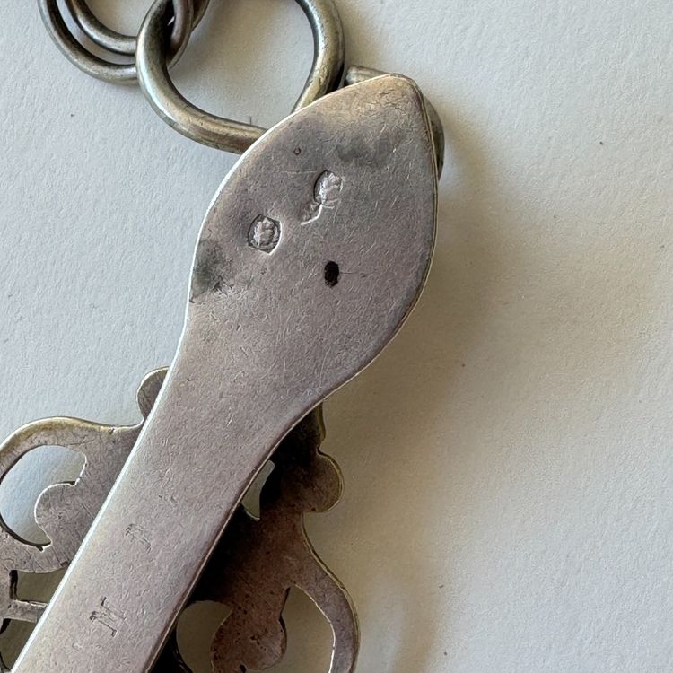 Ancien crochet châtelaine en argent massif à décor ajouré et gravé
