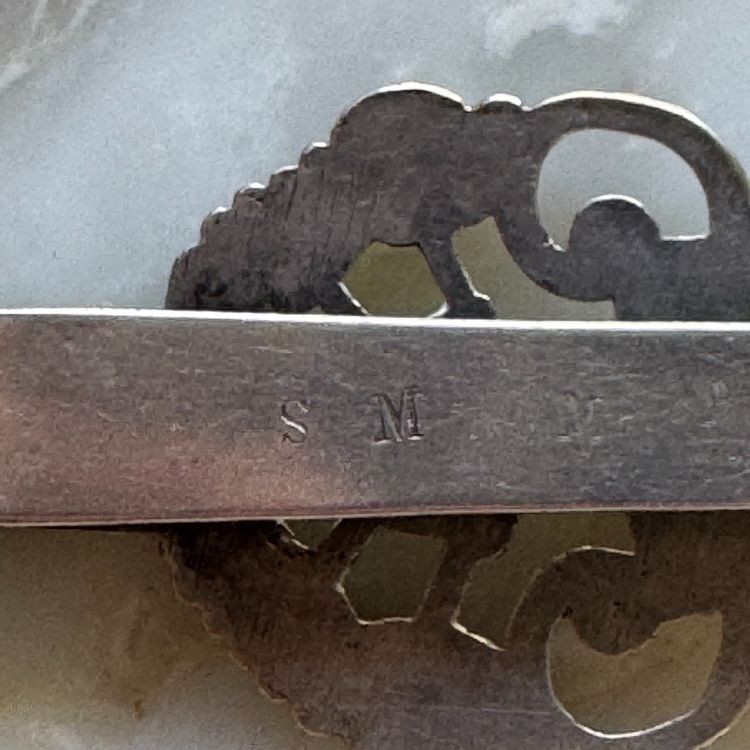 Ancien crochet châtelaine en argent massif à décor ajouré et gravé