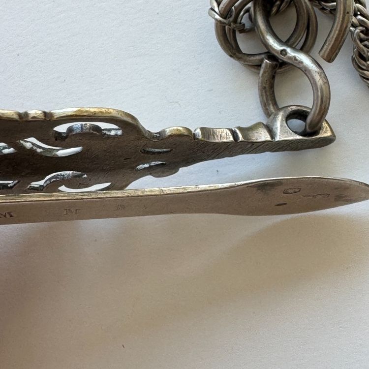 Ancien crochet châtelaine en argent massif à décor ajouré et gravé