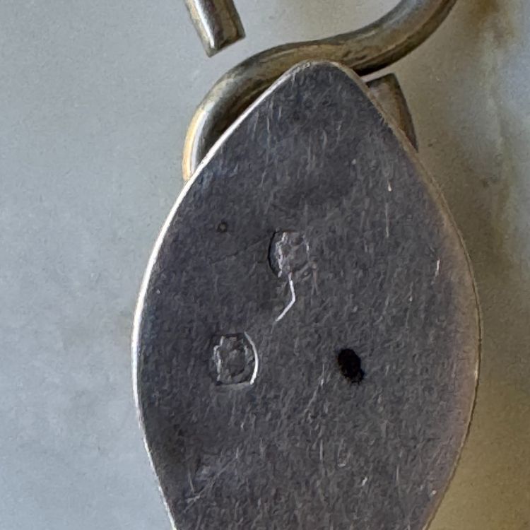 Ancien crochet châtelaine en argent massif à décor ajouré et gravé