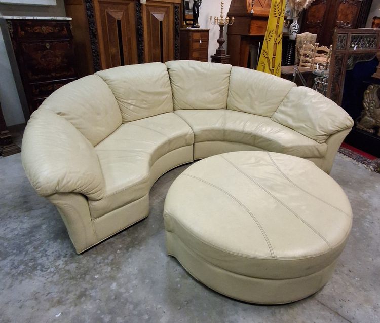 Panorama-Ecksofa „Nieri“ aus cremefarbenem Leder mit passendem Hocker – Italien