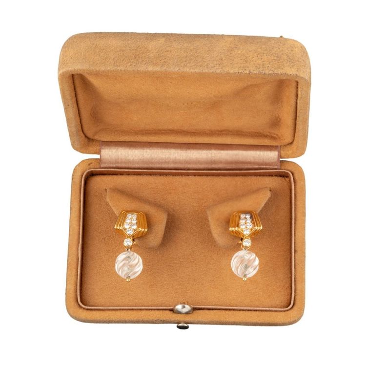 BOUCHERON - Coppia di orecchini pendenti in oro e diamanti