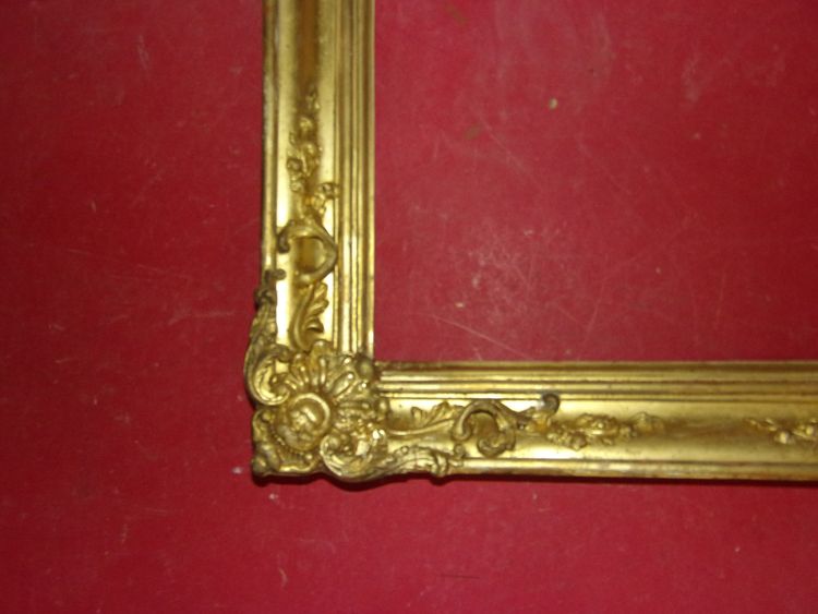 Cornice del XIX secolo in legno dorato.