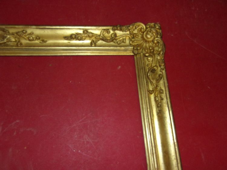 Cornice del XIX secolo in legno dorato.