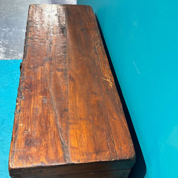 Coffre tibétain ancien, peint au XIXe siècle, 100 x 37 cm. Hauteur 32 cm.