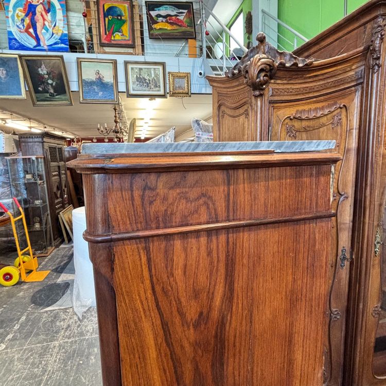 Commode ancienne en palissandre, L. Filippo, XIXe siècle. Dimensions : 102 x 52 cm. Hauteur : 159 cm.