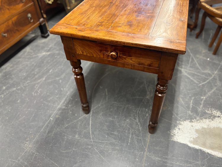 Table Louis-Philippe ancienne, XIXe siècle, en merisier massif. Restaurée, dimensions 138 x 68 cm, hauteur 80 cm.