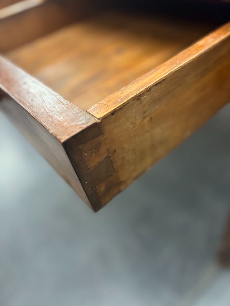 Table Louis-Philippe ancienne, XIXe siècle, en merisier massif. Restaurée, dimensions 138 x 68 cm, hauteur 80 cm.