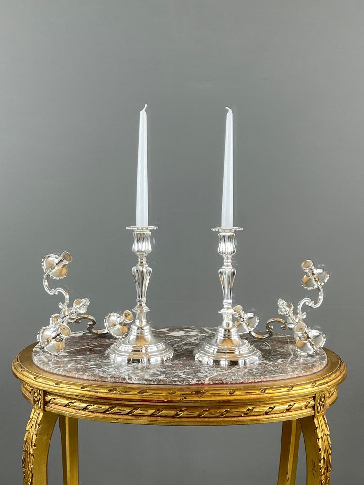 Paar versilberte Metallkandelaber, Stil Louis XV, 20. Jahrhundert