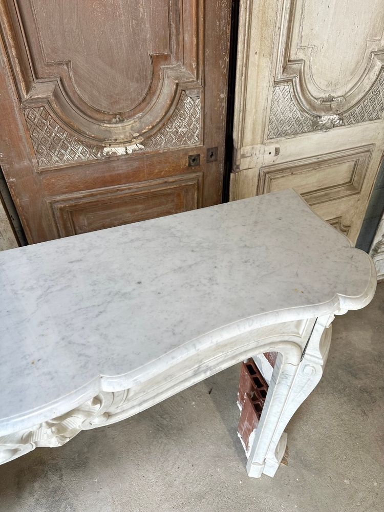 Kamin im Stil Ludwigs XV. aus weißem Carrara-Marmor mit Muschelmotiv, um 1880