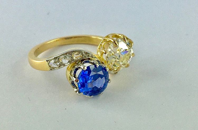 Toi et Moi Ring mit Saphir im Altschliff und farbigem Diamanten auf Gelb- und Weißgold