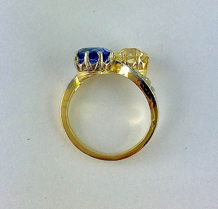 Toi et Moi Ring mit Saphir im Altschliff und farbigem Diamanten auf Gelb- und Weißgold