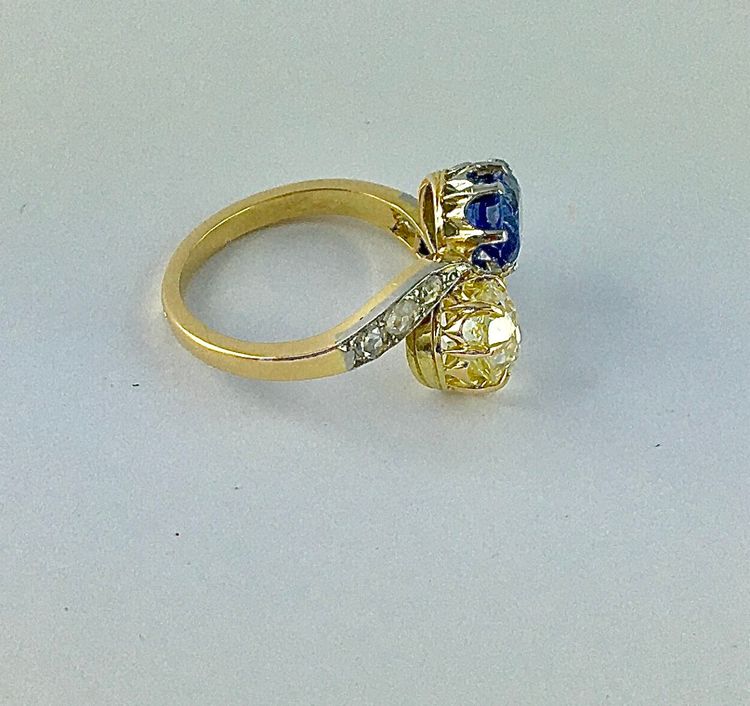 Toi et Moi Ring mit Saphir im Altschliff und farbigem Diamanten auf Gelb- und Weißgold