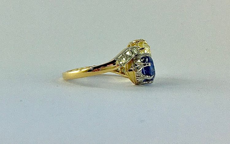 Toi et Moi Ring mit Saphir im Altschliff und farbigem Diamanten auf Gelb- und Weißgold
