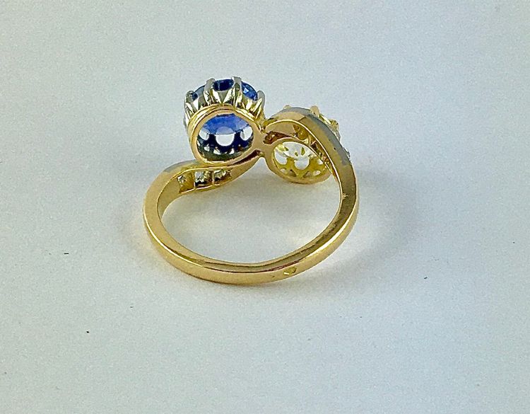 Toi et Moi Ring mit Saphir im Altschliff und farbigem Diamanten auf Gelb- und Weißgold