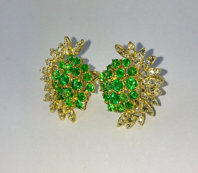 Fächer- oder sonnenförmige Ohrringe mit Smaragden und Diamanten in Gelbgold