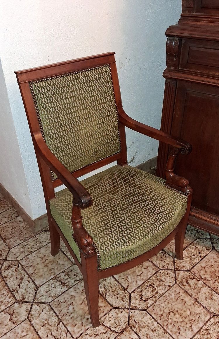 Empire-Sessel mit Delfinen aus Mahagoni, mit geschnitzten Konsolenarmlehnen, frühes 19. Jahrhundert