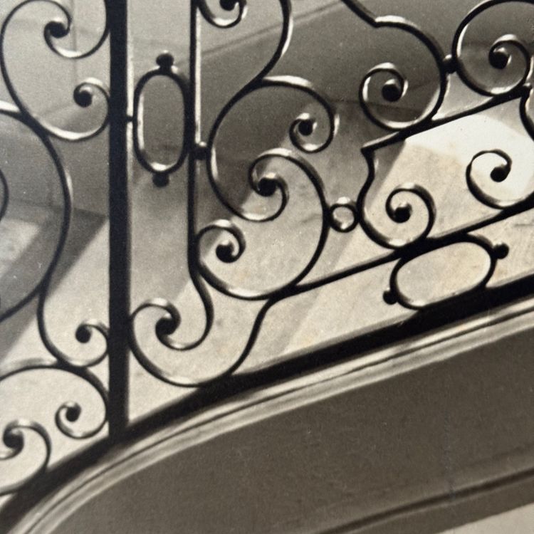 Fotografia di Bernard Darot, XX secolo, raffigurante una scala