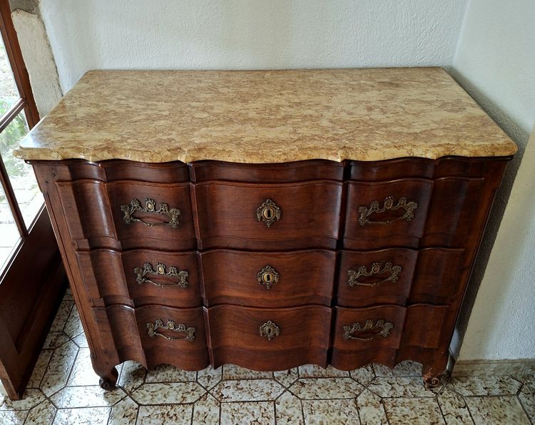 Comò in mogano in stile Bordeaux, periodo Luigi XV, con piano a forma di balestra e ripiano in marmo.