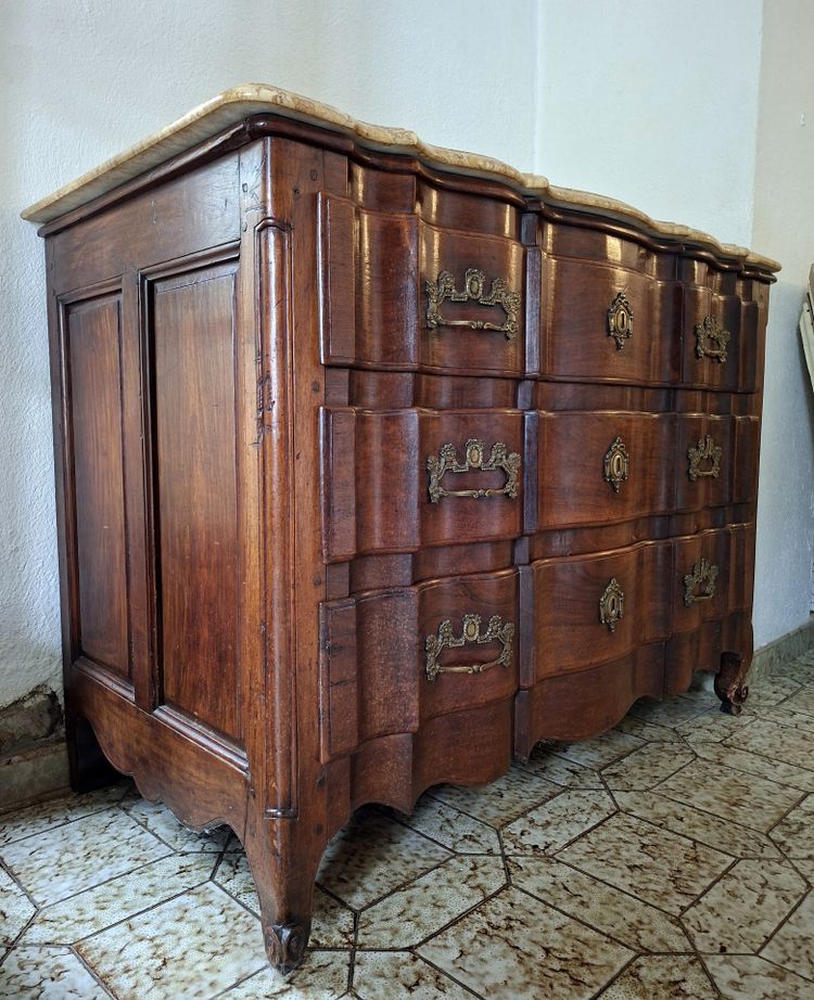 Comò in mogano in stile Bordeaux, periodo Luigi XV, con piano a forma di balestra e ripiano in marmo.