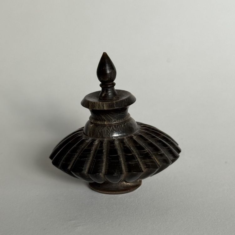Flacon à khôl ancien en corne sculptée islamique oriental