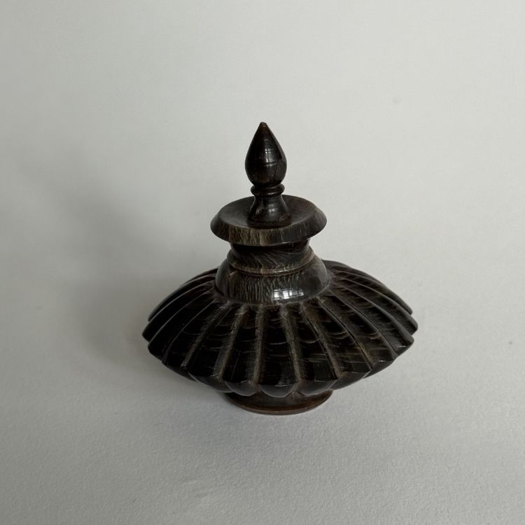 Flacon à khôl ancien en corne sculptée islamique oriental