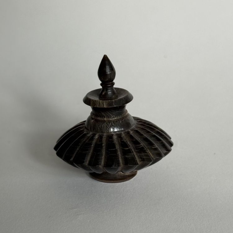 Flacon à khôl ancien en corne sculptée islamique oriental