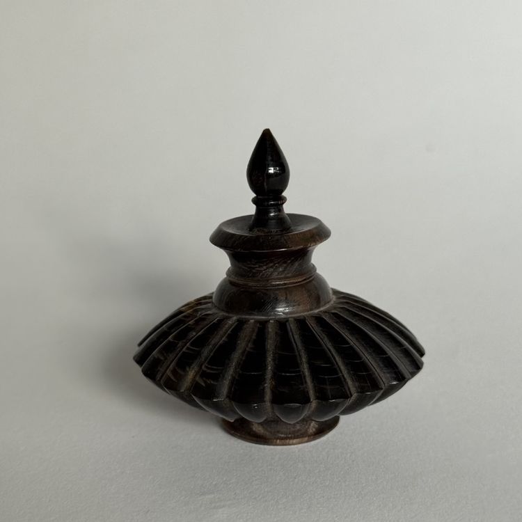 Flacon à khôl ancien en corne sculptée islamique oriental