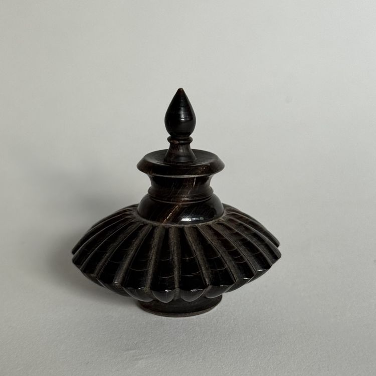 Flacon à khôl ancien en corne sculptée islamique oriental