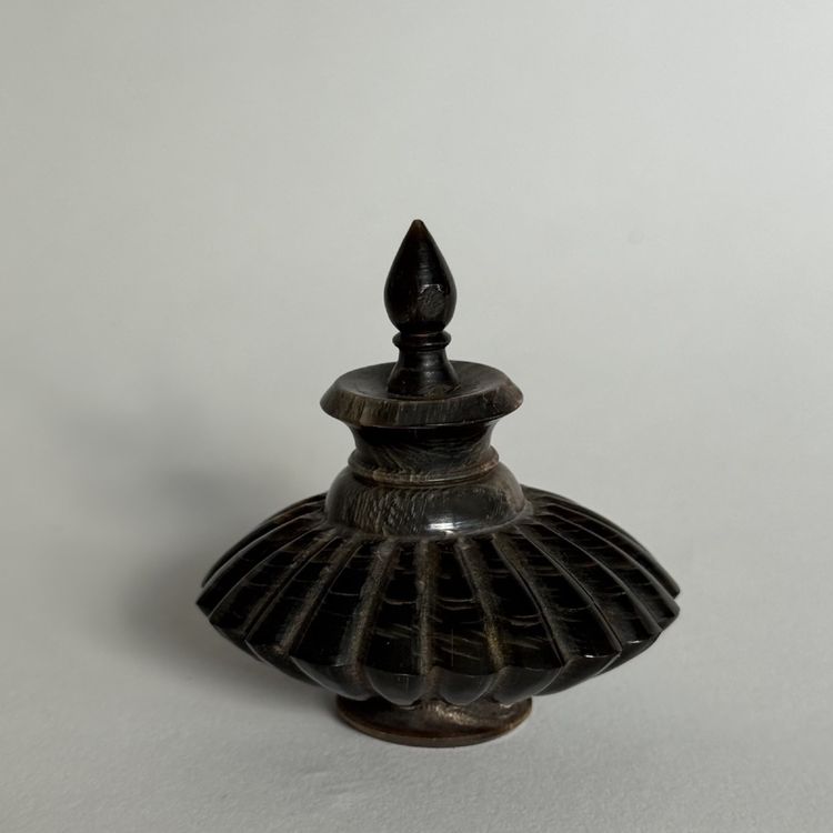 Flacon à khôl ancien en corne sculptée islamique oriental