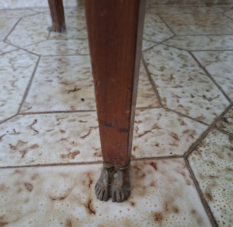 Table guéridon Empire en acajou à dessus marbre noir et bronzes dorés, début XIXe siècle