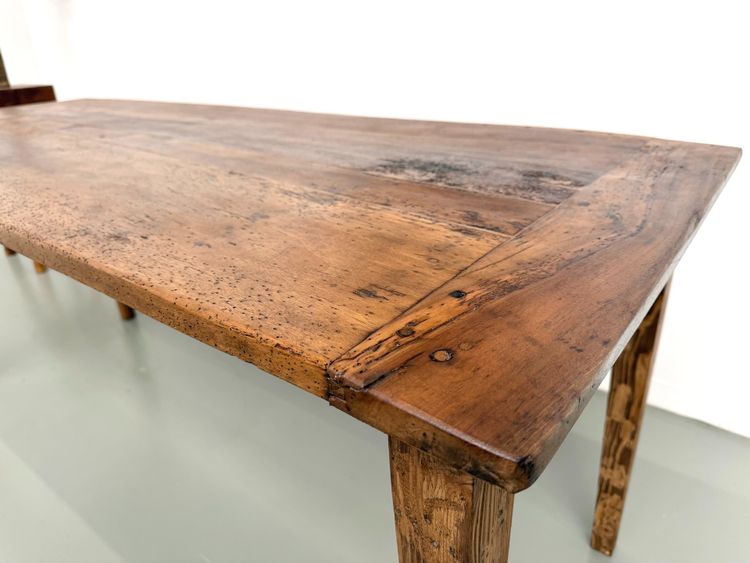 Tavolo rustico in noce con gambe affusolate