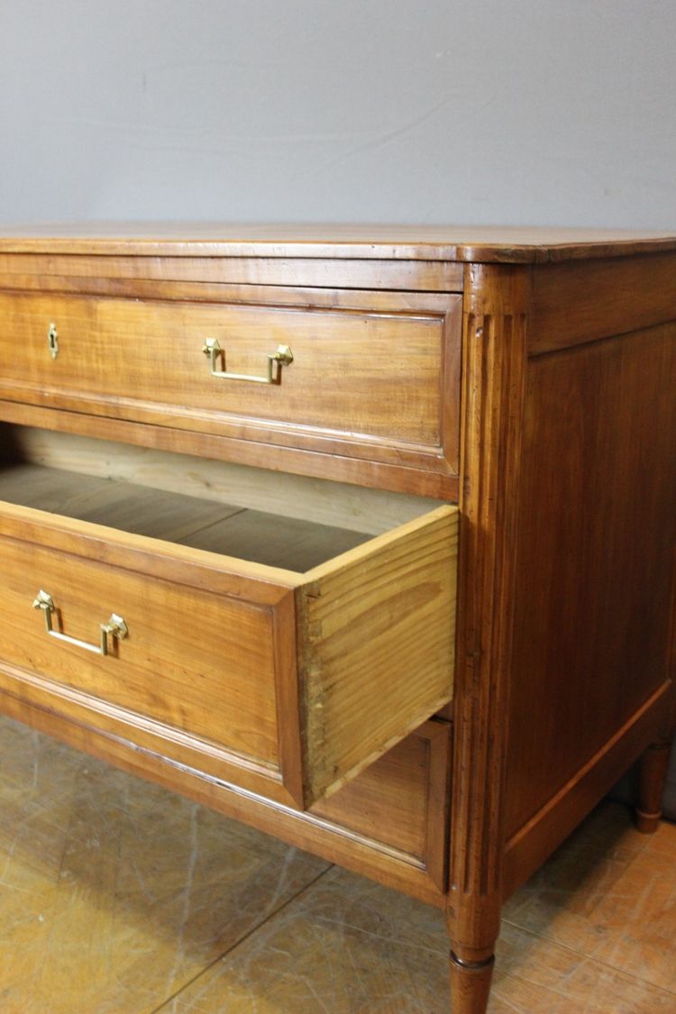 Cassettiera in stile Luigi XVI in legno di ciliegio, fine XVIII secolo.