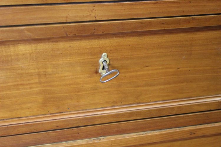 Cassettiera in stile Luigi XVI in legno di ciliegio, fine XVIII secolo.