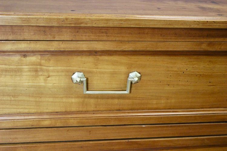 Cassettiera in stile Luigi XVI in legno di ciliegio, fine XVIII secolo.