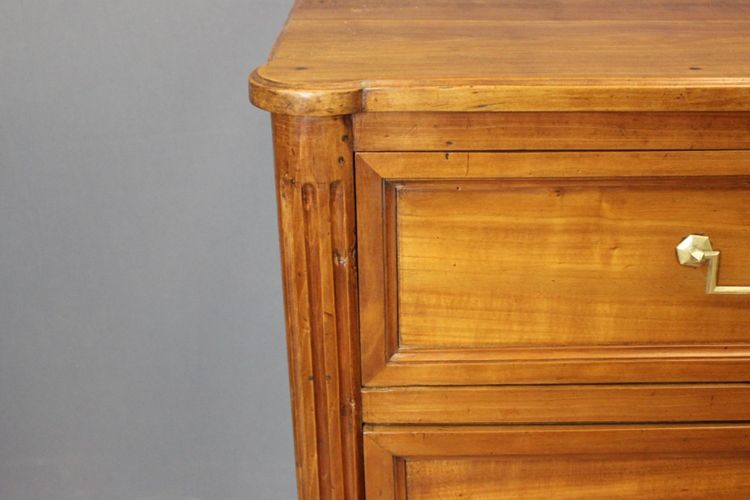 Cassettiera in stile Luigi XVI in legno di ciliegio, fine XVIII secolo.