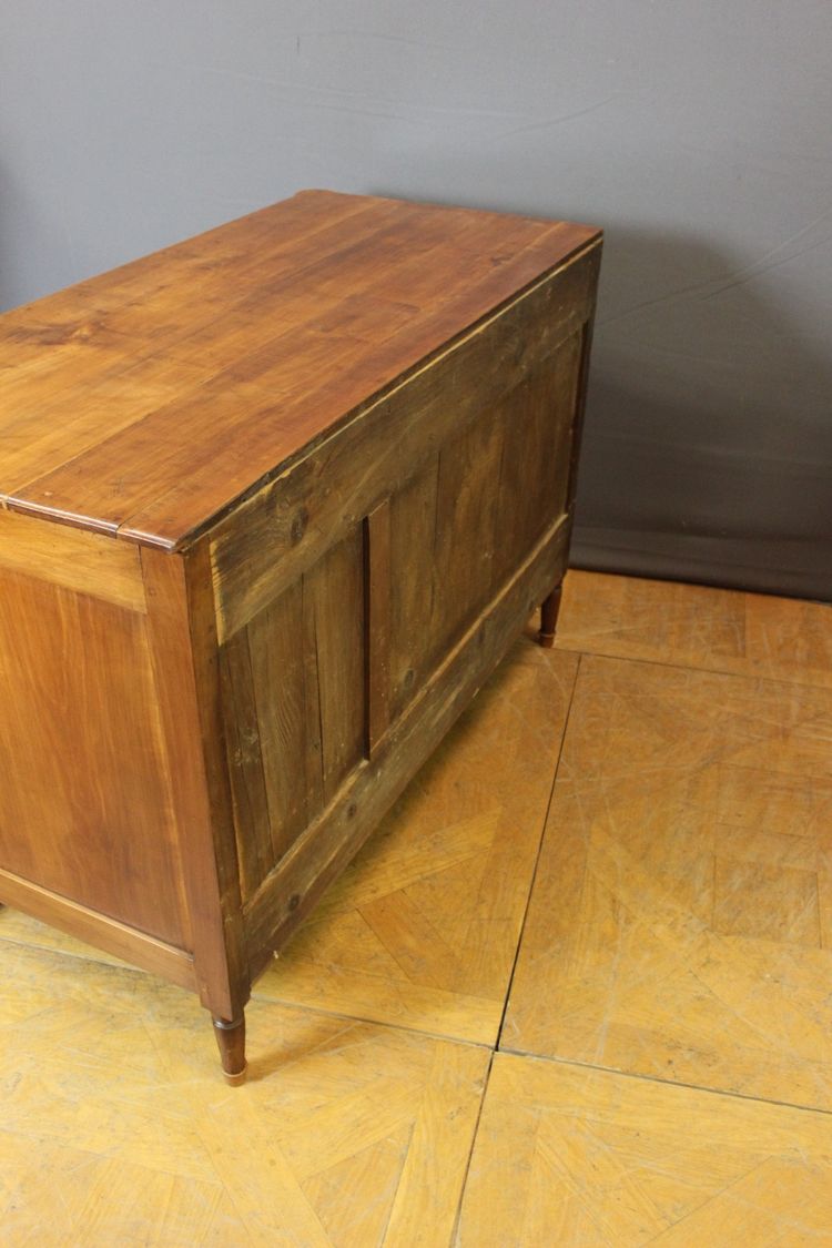Cassettiera in stile Luigi XVI in legno di ciliegio, fine XVIII secolo.